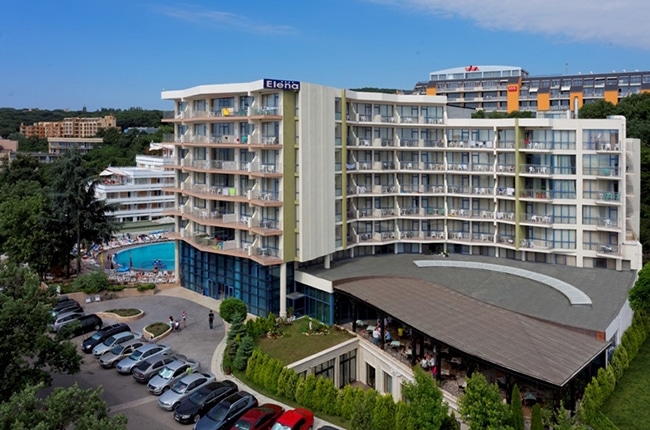 фасада на хотел Елена - поглед от високо към сградата, и паркинга